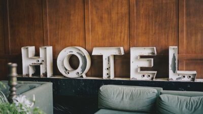 Jakie rozwiązania aranżacyjne mogą przyciągnąć gości do hotelu?